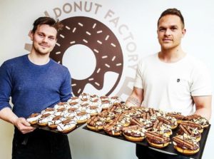 Donut Factory lokker med hjemmelavede donuts og fantasifuld topping.