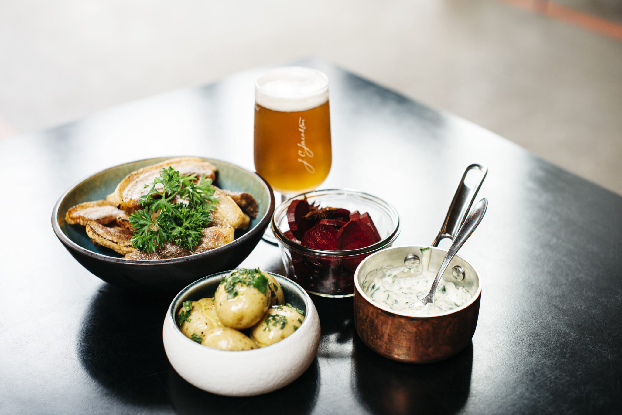 Restaurant i Aarhus byder på ad libitum stegt flæsk og drikkevarer