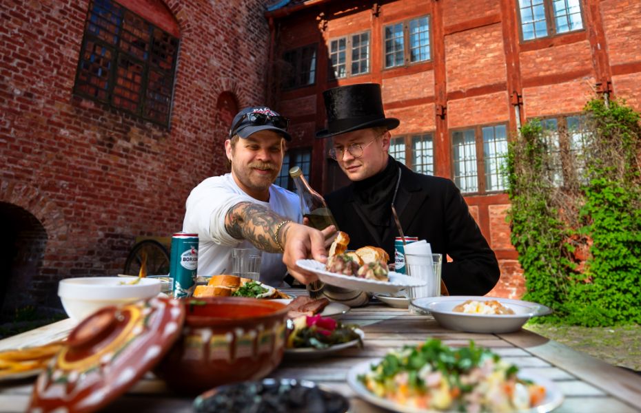 langbordsmiddag i Den Gamle By 